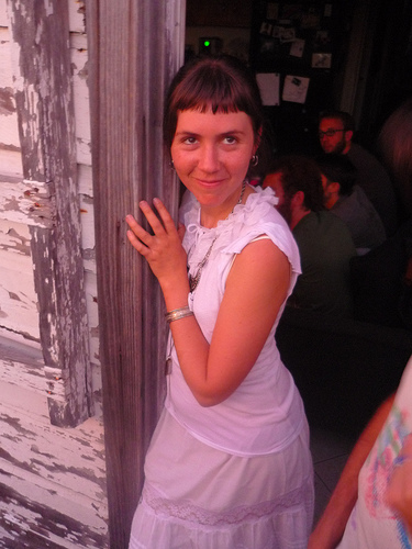 Image:Kirsten_in_doorway_hi_res.jpg‎